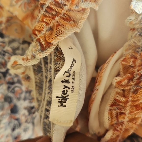 Lightweight, fitted, yet free flowing dress. - Picture 6 of 6